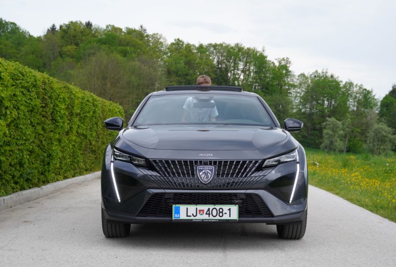 Peugeot 408 priključni hibrid: Privlačno drugačen, a rad bi povsem električnega