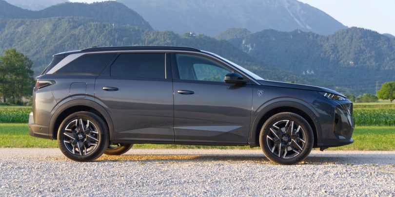KRATKI TEST Peugeot 5008: Bleščeča fasada ne more zakriti vseh pomanjkljivosti