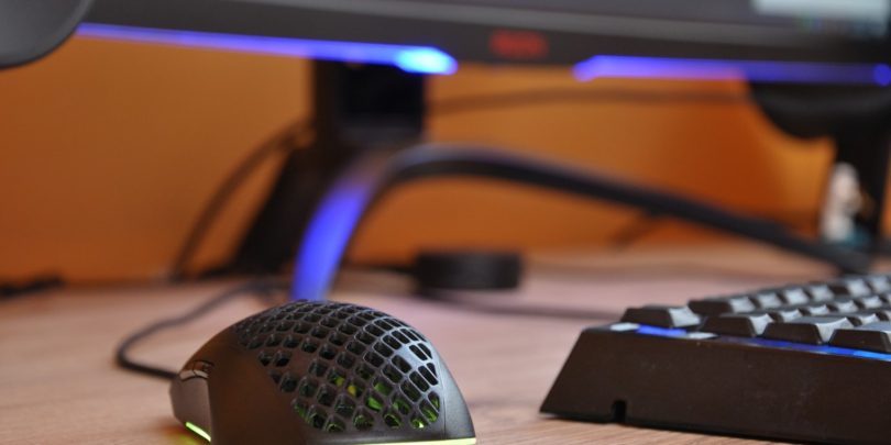 SteelSeries Aerox 3: Kot švicarski sir preluknjana miška