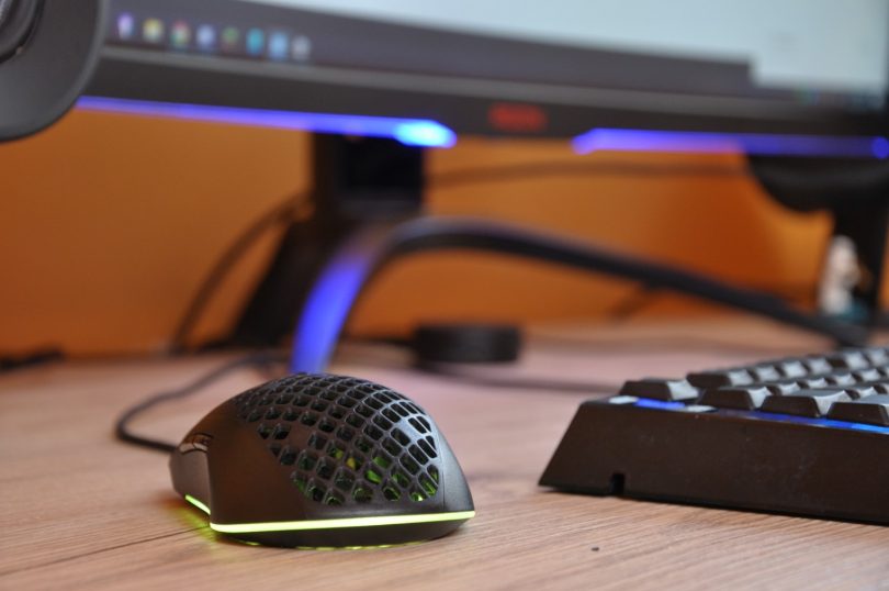 SteelSeries Aerox 3: Kot švicarski sir preluknjana miška