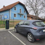 Vsakodnevno polnjenje na javnih polnilnicah ali blokovsko življenje lastnika električnega avtomobila