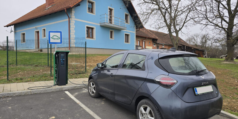 Vsakodnevno polnjenje na javnih polnilnicah ali blokovsko življenje lastnika električnega avtomobila