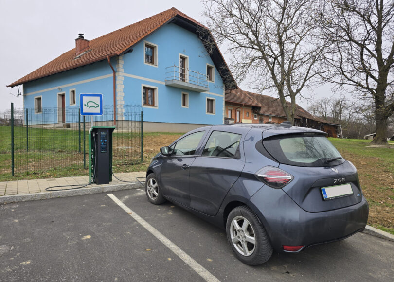 Vsakodnevno polnjenje na javnih polnilnicah ali blokovsko življenje lastnika električnega avtomobila