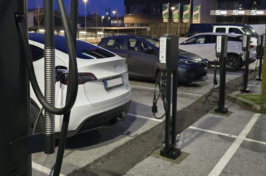 Vsakodnevno polnjenje na javnih polnilnicah ali blokovsko življenje lastnika električnega avtomobila