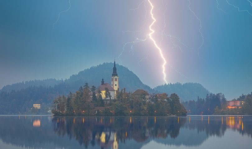 Poleti moramo biti še posebej pozorni na strele!