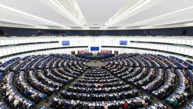 Direktiva o avtorskih pravicah gre nazaj v razpravo