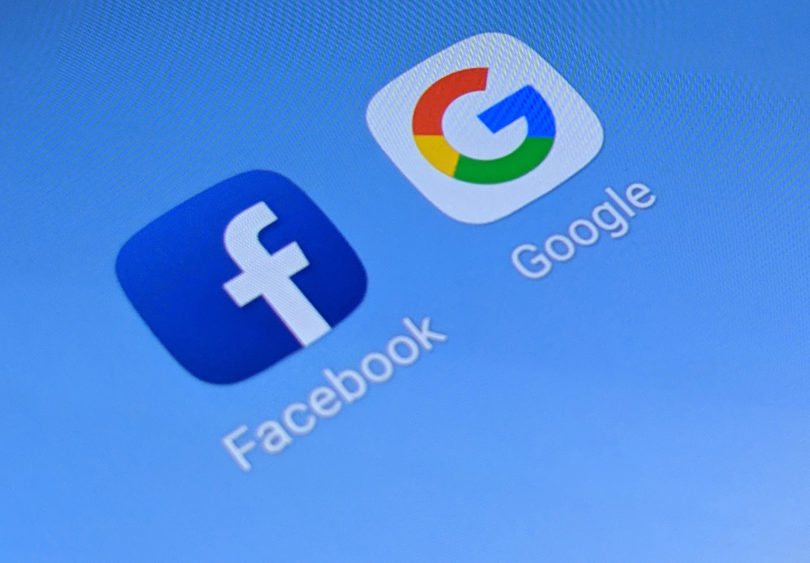 Facebook in Google jih za predrznost dobita po prstih, a nič več kot to
