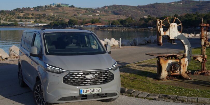 DRUGI POGLED Ford Tourneo Custom (PHEV): Zdaj gre nekaj deset kilometrov na elektriko
