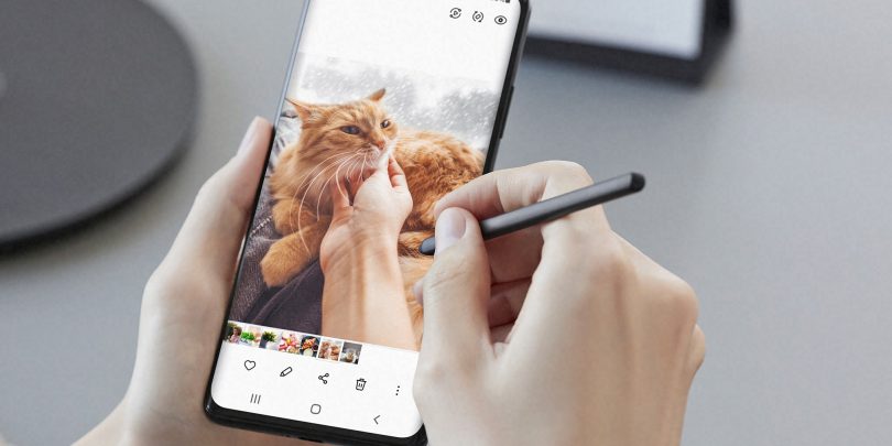 Samsungov Galaxy S21 Ultra je najbolj črn telefon doslej