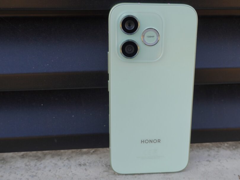 Popoln telefon za mlade po letih ali po duši