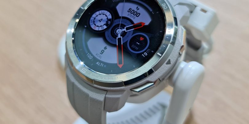 Honor z uro nasproti Garminu in Suuntu, s prenosnikom Applu