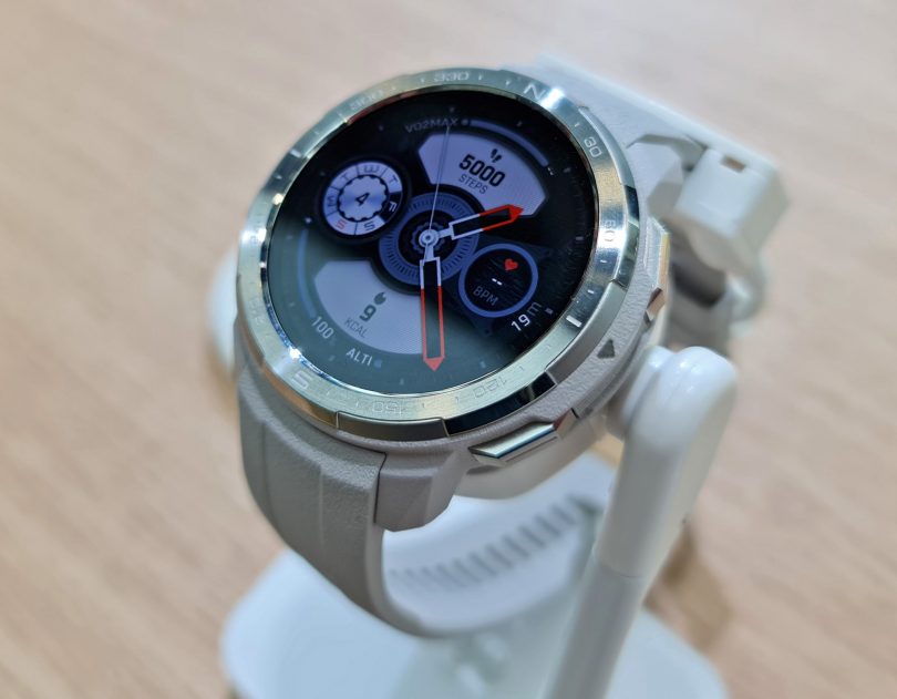 Honor z uro nasproti Garminu in Suuntu, s prenosnikom Applu