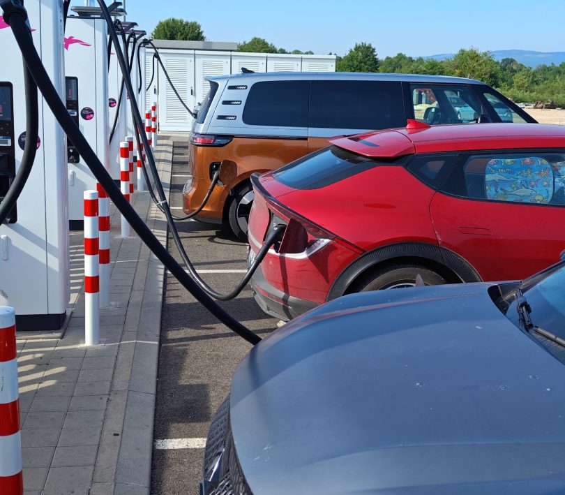 Električno vozilo je v življenjski dobi zaslužno za štirikrat manj izpustov CO2 kot bencinsko ali dizelsko