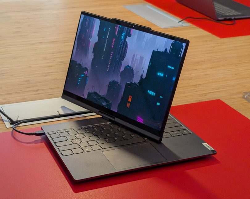 Plešoči prenosnik Lenovo Auto Twist z zaslonom sledi vzhičenemu govorcu
