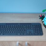 Logitech K980: Mi vsaj ne bo treba razmišljati o polnosti baterije
