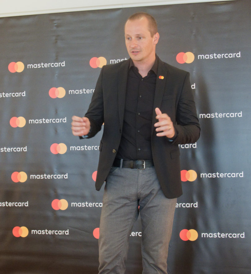 Kartica za brezstično plačevanje v trgovinah in spletne nakupe