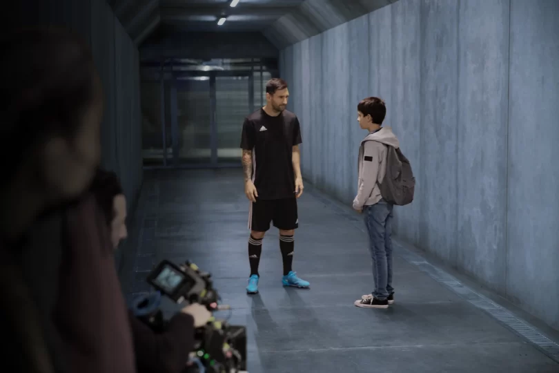 S pomočjo umetne inteligence sta se srečala  današnji in mladi Messi