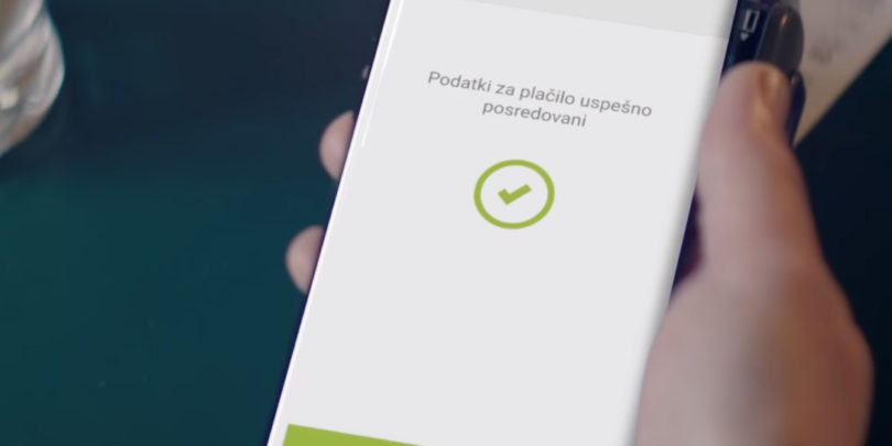 »Prvi plačujete s telefonom, je to nekaj novega?«