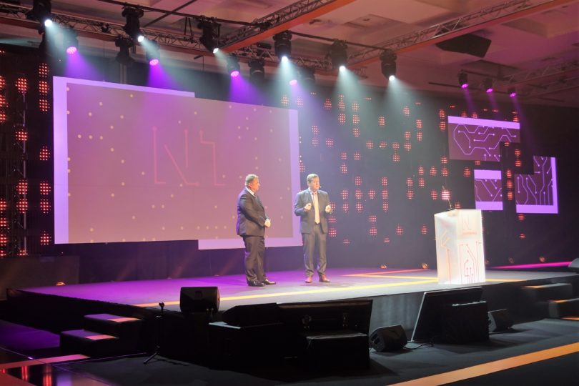 Umetna inteligenca, mešana resničnost in oblak