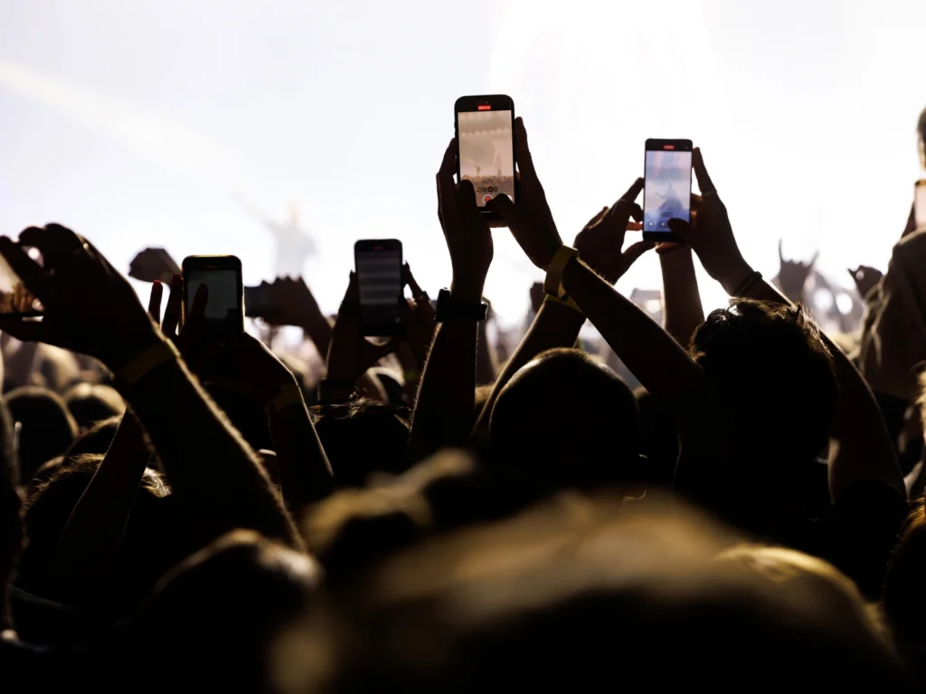 SOBOTNO IZBIRANJE: Kateri so dobri telefoni s ceno, nižjo od 300 evrov?