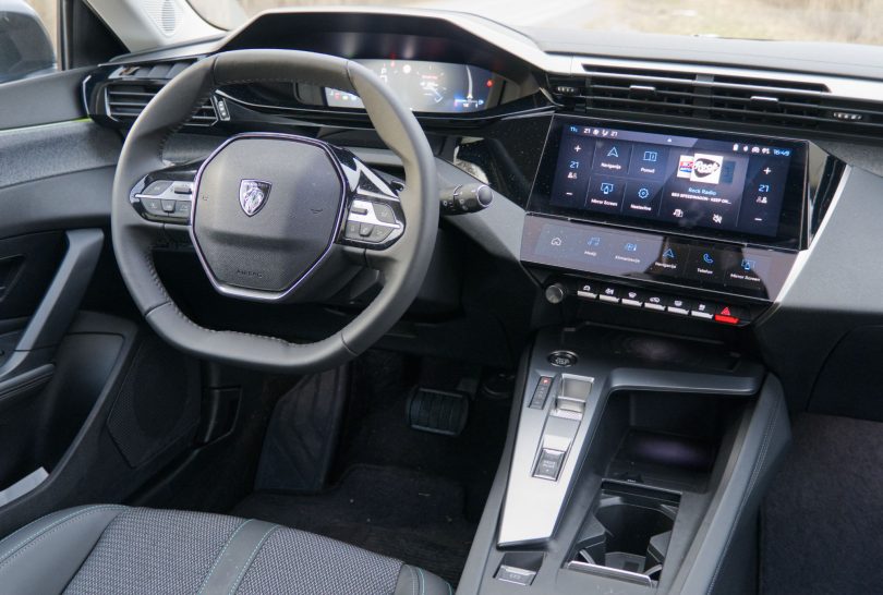KRATKI TEST Peugeot 308 1.2 Puretech: Zaljubili se boste najmanj v njegov volan