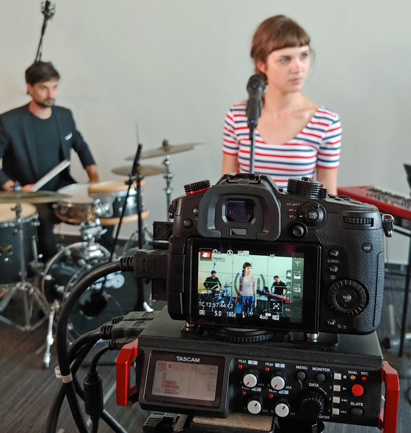 Kako iz fotoaparata, uporabljanega pretežno za video, razviti še bolj snemalno orodje