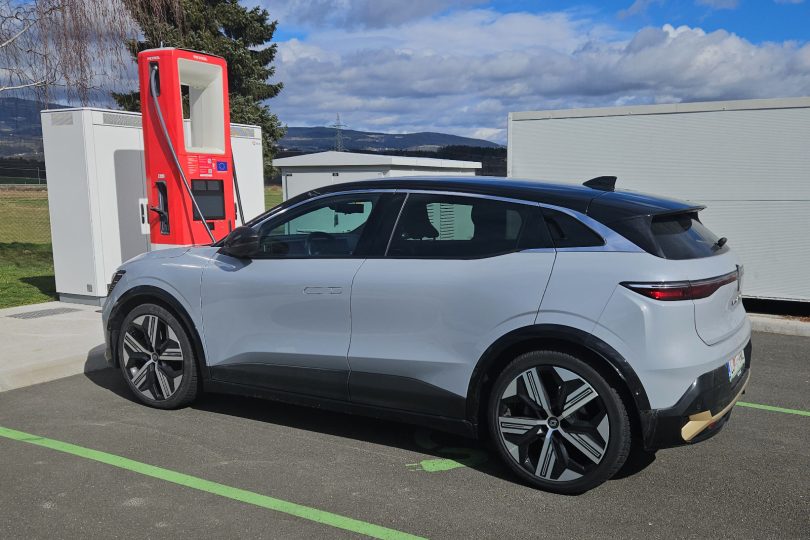 Intervju s predstavniki Petrola o e-mobilnosti (1): Prioriteta je pokriti avtoceste z ultra hitrimi polnilnicami