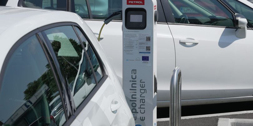 Petrol vnovič podražil, na polnilnicah Gremo na elektriko pocenitev