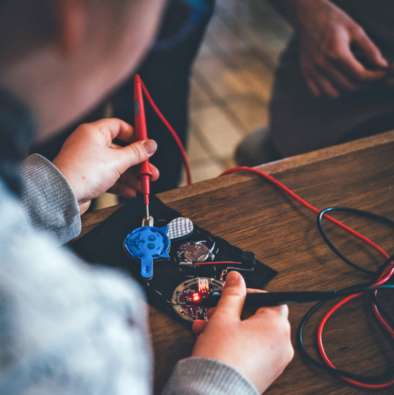 Ustvarjalne počitnice ob programiranju, video igrah in poeziji