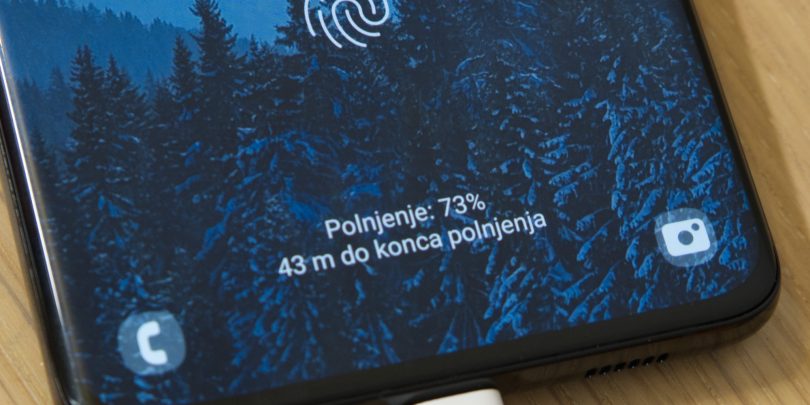 Telefon vas večina polni »po starem«
