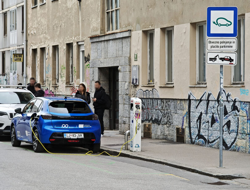 Morda bo treba redefinirati polnjenje električnih vozil na ulicah in parkiriščih