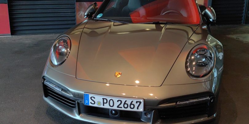 Z električnim Porschejem na počez in na poskok (#video)