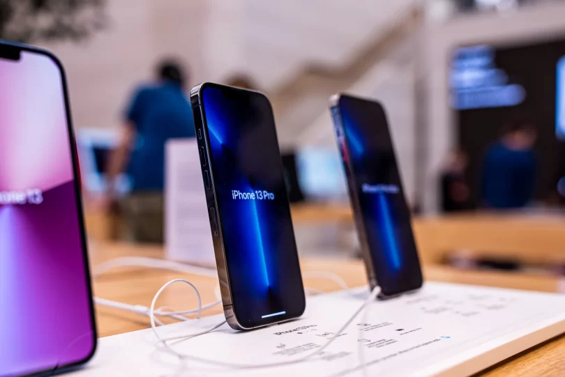 Redko je bilo v zadnjih osmih letih prodanih manj kot 100 milijonov telefonov na mesec
