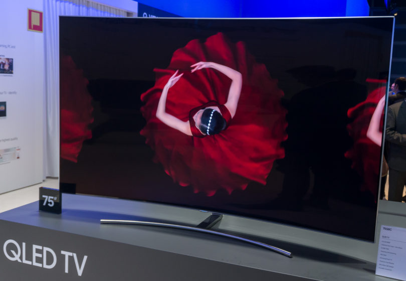 Samsung trdi, da je njegov QLED boljši in za televizorje primernejši kot OLED