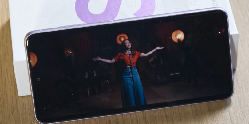 Samsung Galaxy S21 FE je že v operaterskih akcijah in ga ne gre prehitro odpisati (#video)