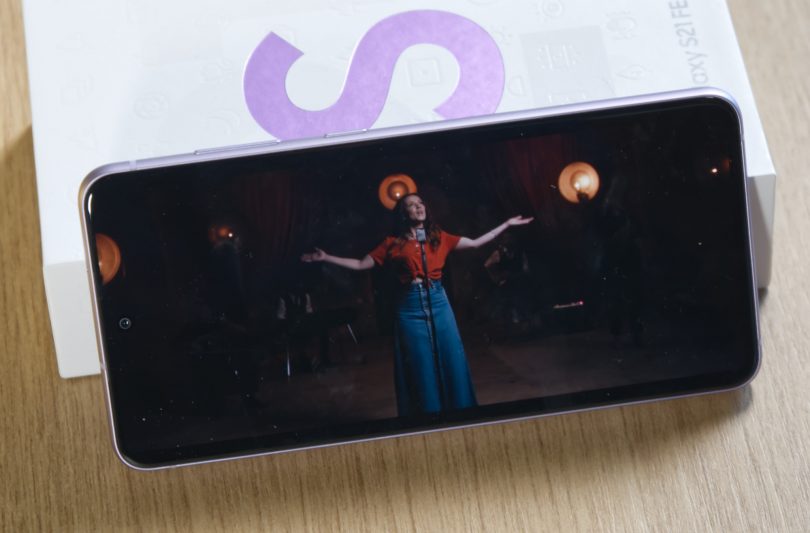 Samsung Galaxy S21 FE je že v operaterskih akcijah in ga ne gre prehitro odpisati (#video)