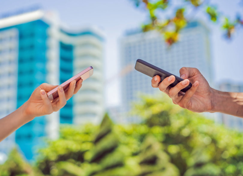 Peterica evropskih držav med vrsticami nad Apple in Google