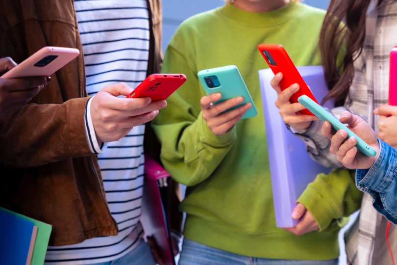 NAZAJ V ŠOLO: Mar sploh obstaja idealen telefon za šolarja ali dijaka?