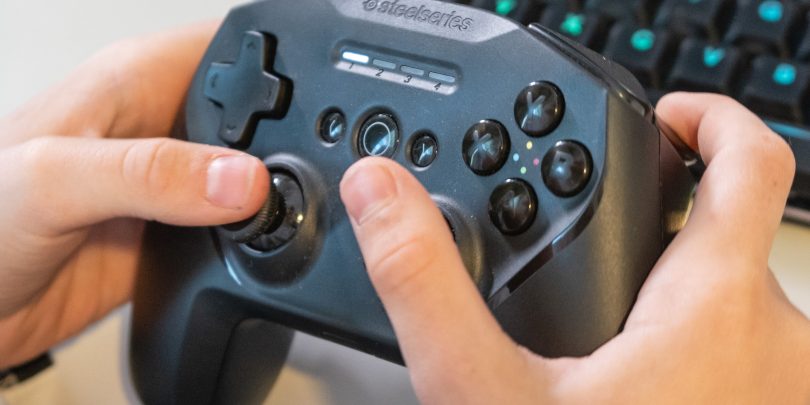 Steelseries Stratus Duo: Hotel sem ga za mobilne igre, a nazadnje pristal na PC-ju