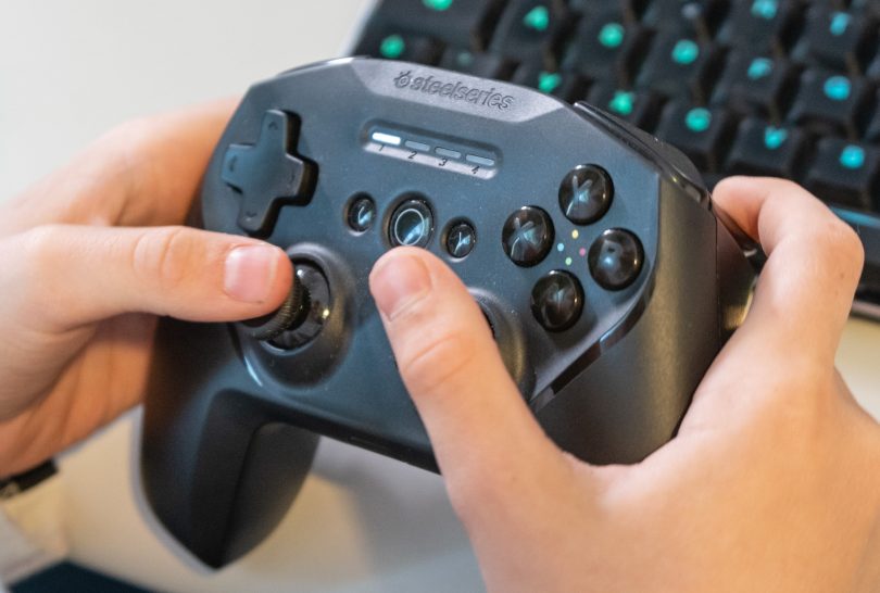 Steelseries Stratus Duo: Hotel sem ga za mobilne igre, a nazadnje pristal na PC-ju