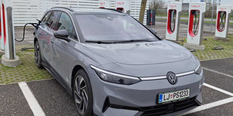 Na polnilnice Tesla zdaj tudi z drugimi aplikacijami