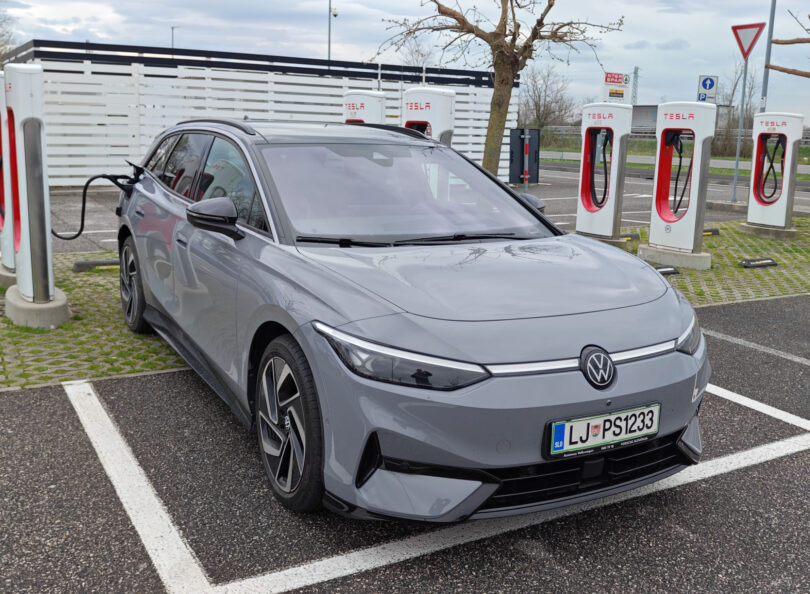 Na polnilnice Tesla zdaj tudi z drugimi aplikacijami