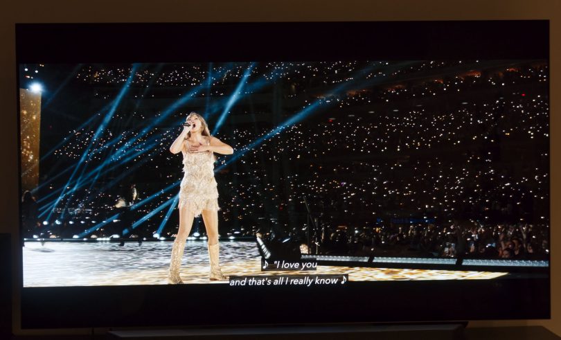 Taylor zdaj prepeva v dnevni sobi, vendar je zelo osamljena