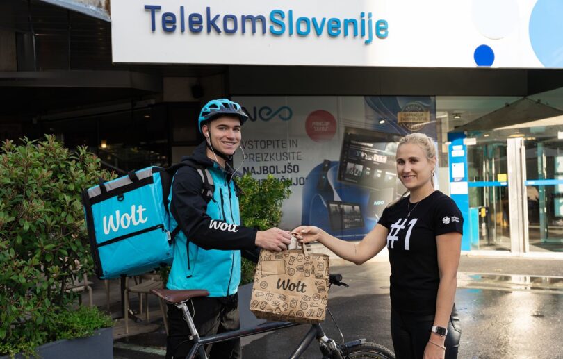 Presenečenje za sto kupcev iPhone 17 pri Telekomu Slovenije v sodelovanju z Wolt Slovenija
