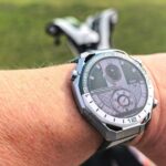 PONOVLJENI TEST Huawei Watch Ultimate 2: Lažje in natančneje žogico na zelenico