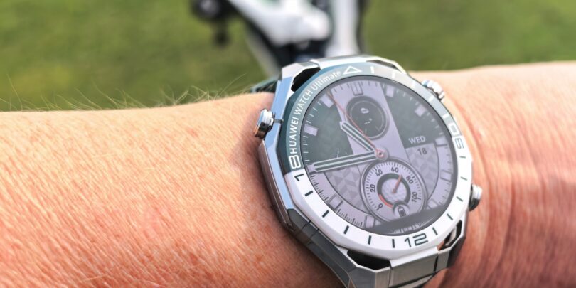 PONOVLJENI TEST Huawei Watch Ultimate 2: Lažje in natančneje žogico na zelenico