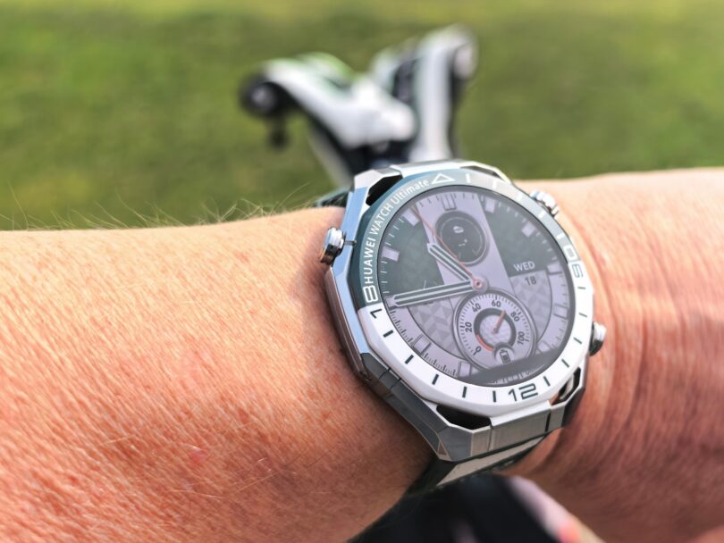 PONOVLJENI TEST Huawei Watch Ultimate 2: Lažje in natančneje žogico na zelenico