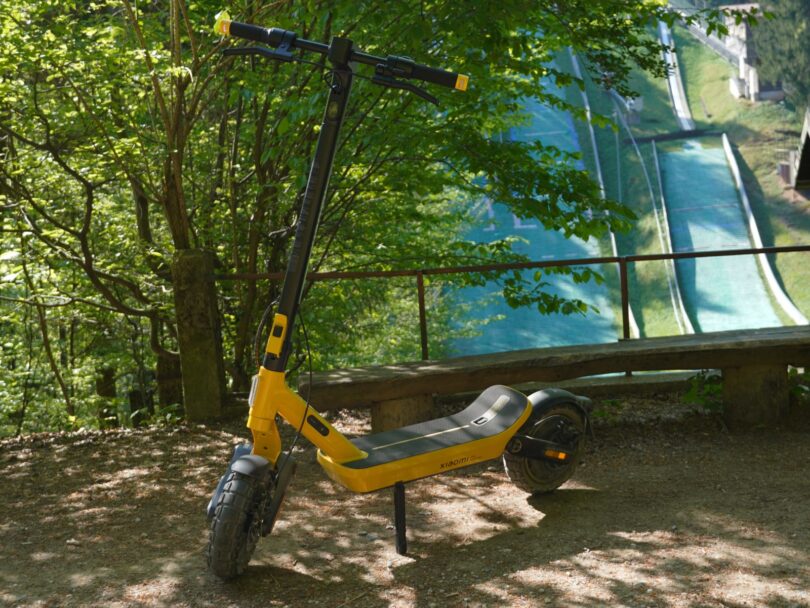 Xiaomi Scooter 6 Ultra: Premalo moči za resen klanec, a pospešek je nor!