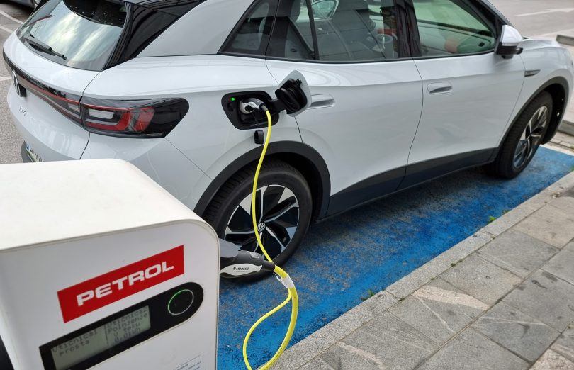 S tako počasno prodajo električnih bodo bencinski avtomobili še dolgo kraljevali