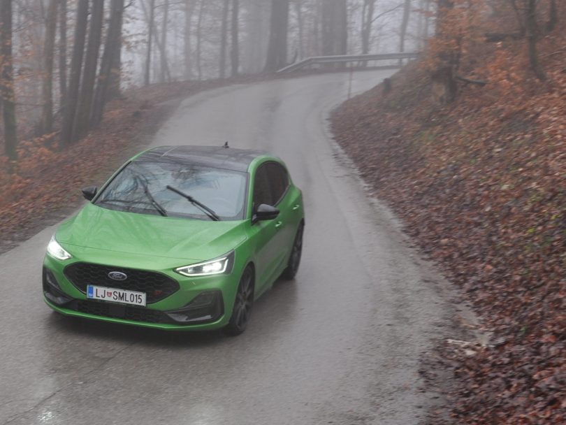 ODKLOP Ford Focus ST: Med pokanjem motorja sem se jezil nad mokrimi cestami